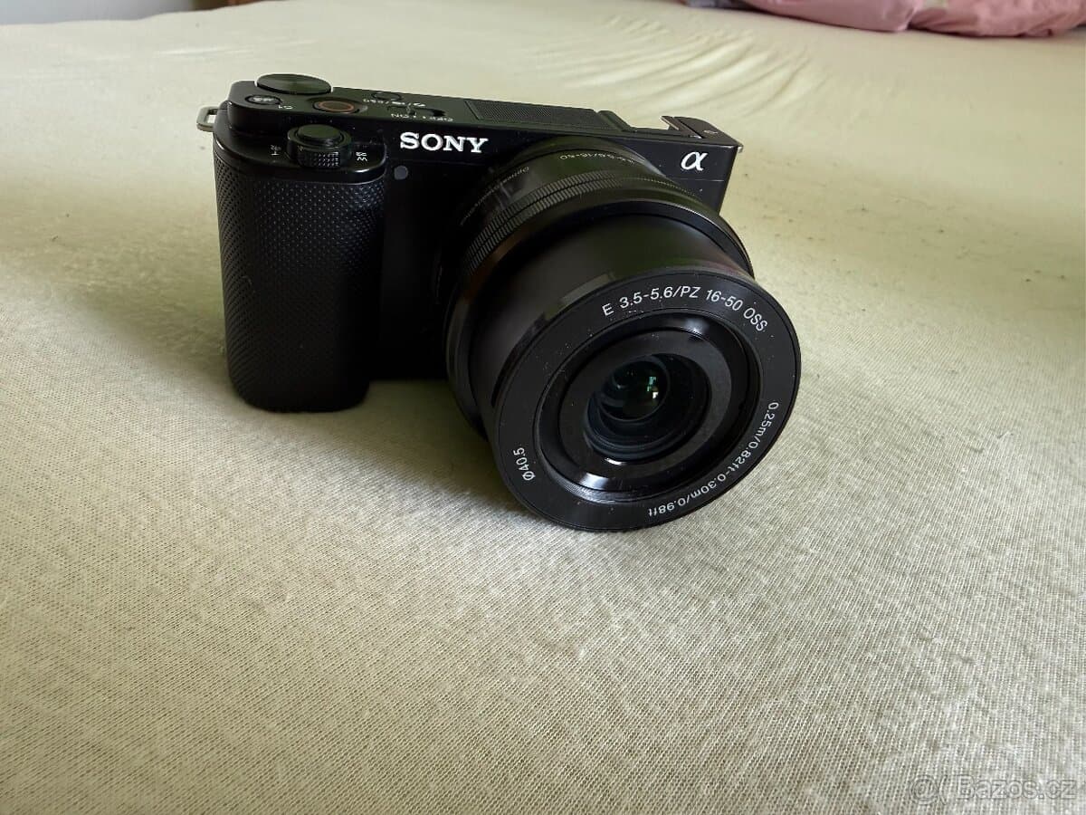 Sony ZV-E10 + 2 objektivy + grip GP-VPT2BT + příslušenství