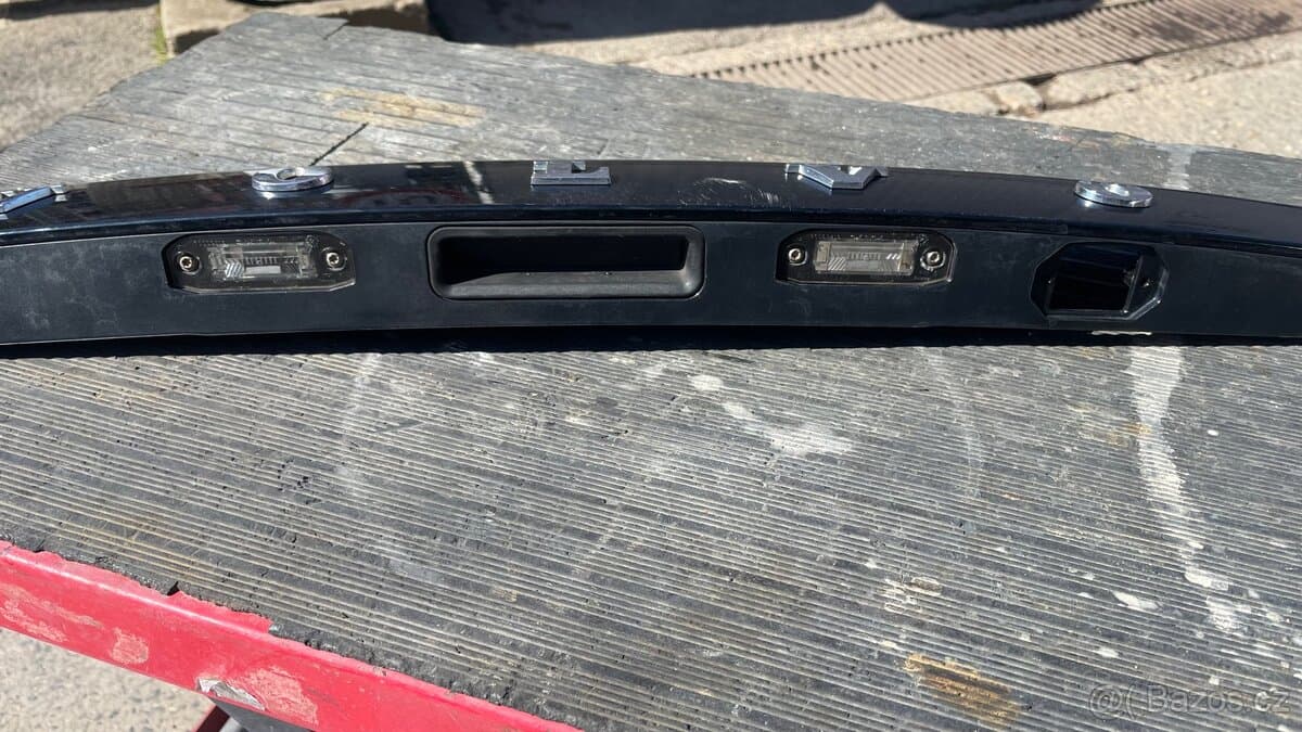 Madlo / tlačítko zámku kufru Volvo V60