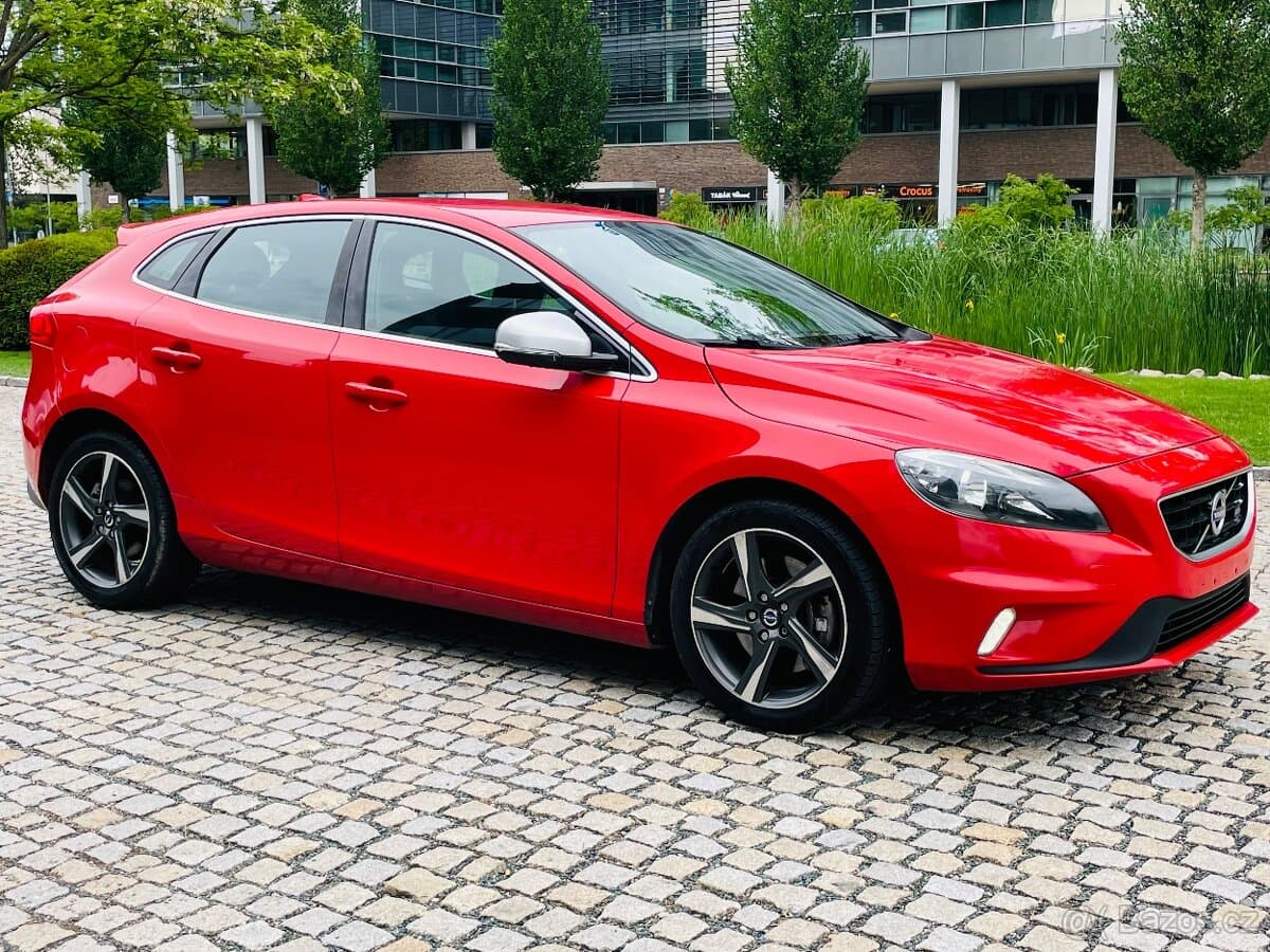 Volvo V40 2.0 MANUÁL D3 R-DESIGN TAŽNÉ
