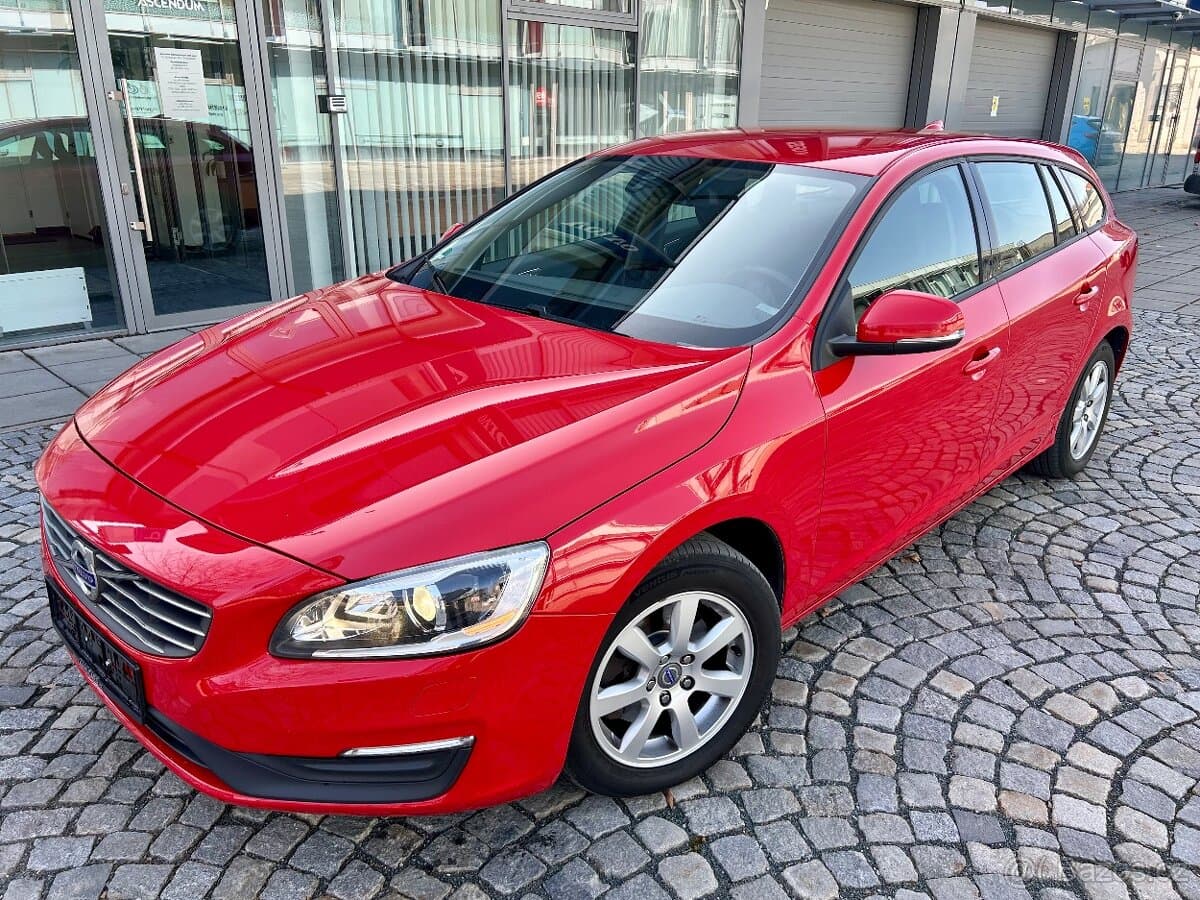 VOLVO V60 2.0D4 120KW 5VÁLEC MANUÁL XENON-NAVI-VYHŘEV-PDC