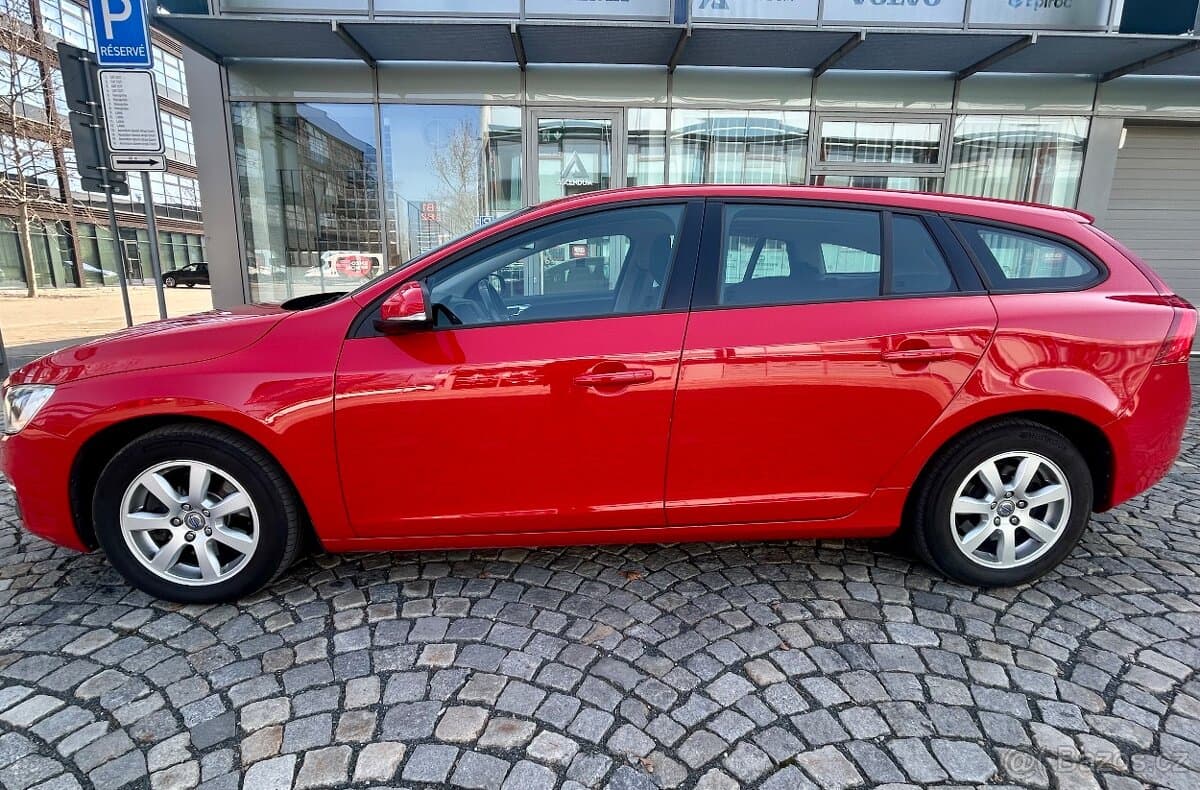 VOLVO V60 2.0D4 120KW 5VÁLEC MANUÁL XENON-NAVI-VYHŘEV-PDC