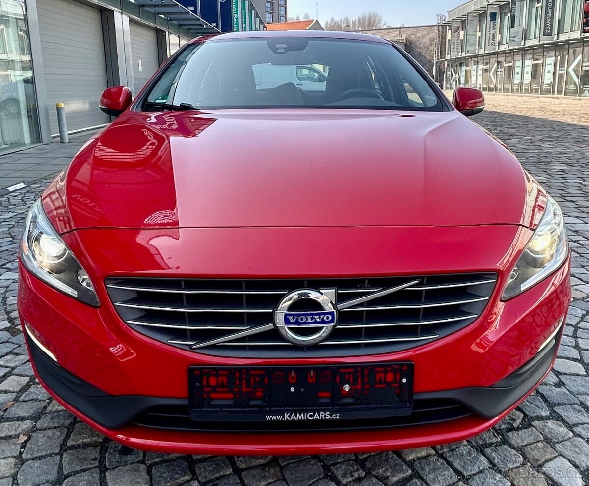 VOLVO V60 2.0D4 120KW 5VÁLEC MANUÁL XENON-NAVI-VYHŘEV-PDC