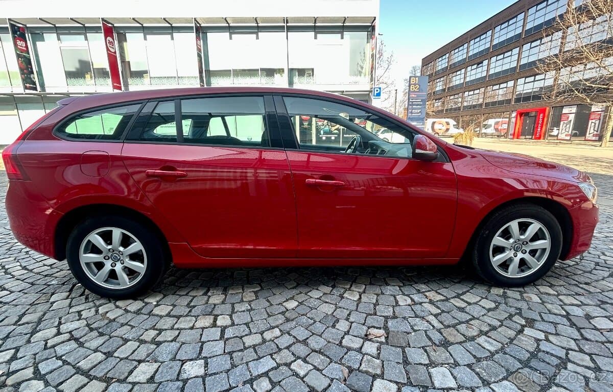 VOLVO V60 2.0D4 120KW 5VÁLEC MANUÁL XENON-NAVI-VYHŘEV-PDC