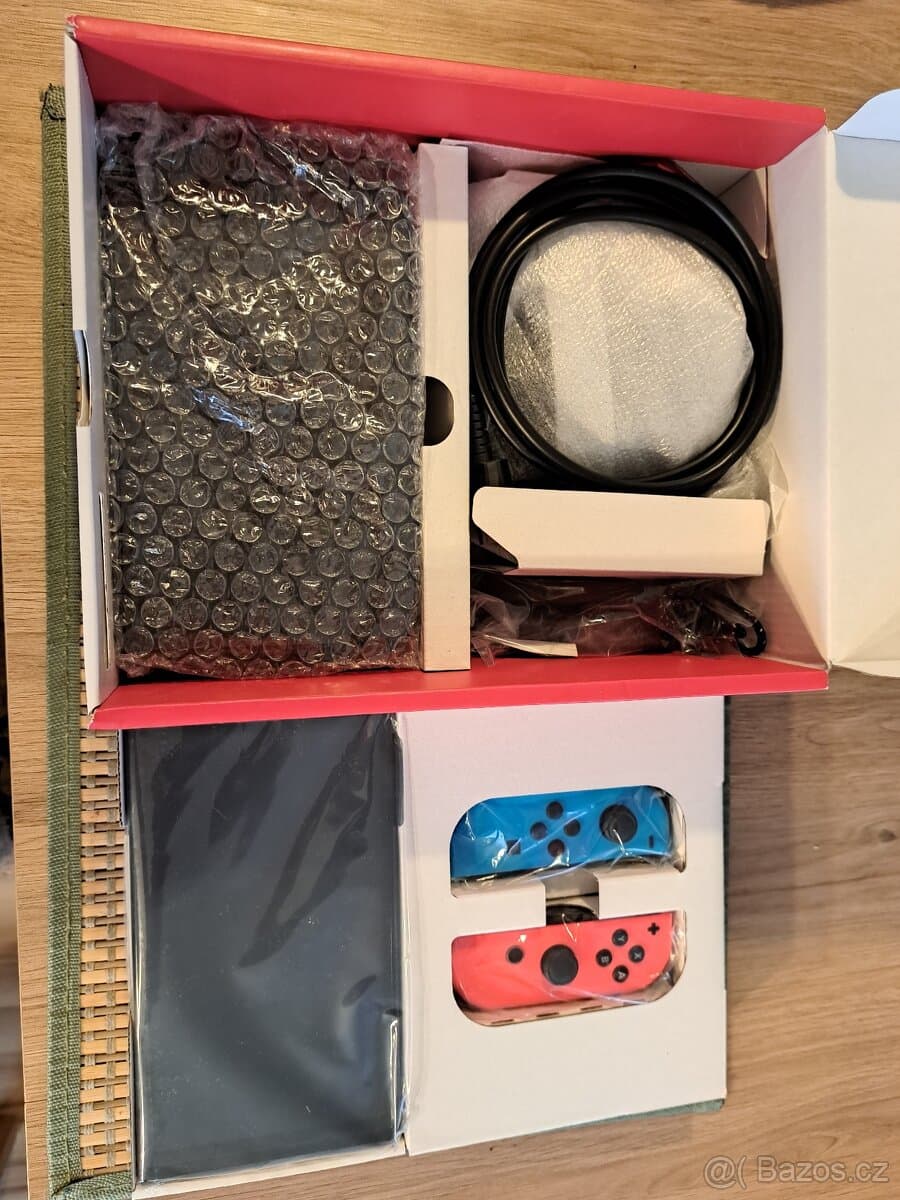 Nintendo SWITCH OLED + 2 hry, nejlepší cena