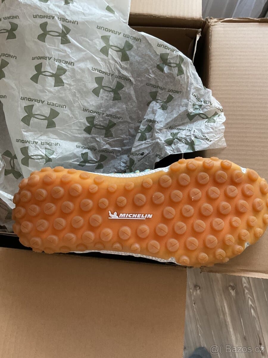 Under Armour Hovr summit fat fire cuff
