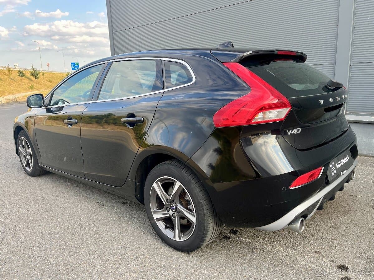 Volvo V40 D2 88kW R-Design VÝHŘEV Bi-Xenony NAVI Senzory