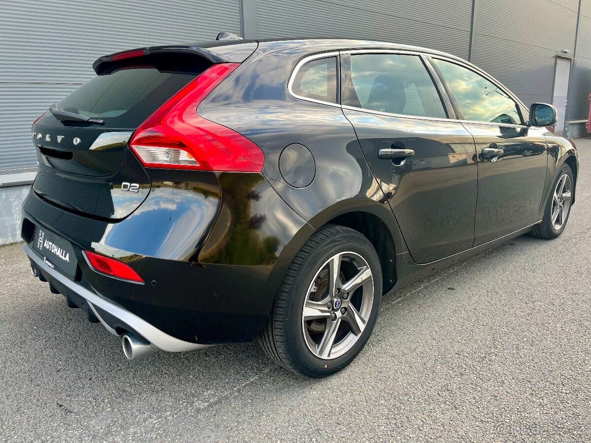 Volvo V40 D2 88kW R-Design VÝHŘEV Bi-Xenony NAVI Senzory