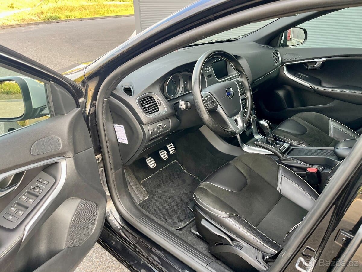 Volvo V40 D2 88kW R-Design VÝHŘEV Bi-Xenony NAVI Senzory