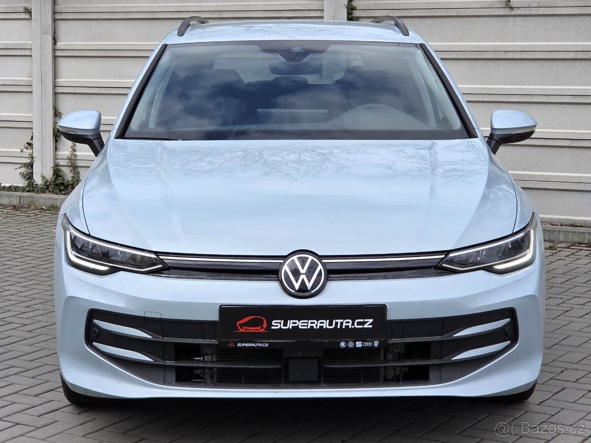 VW Golf VIII 1.5TSI / koupeno v ČR / Tovární záruka