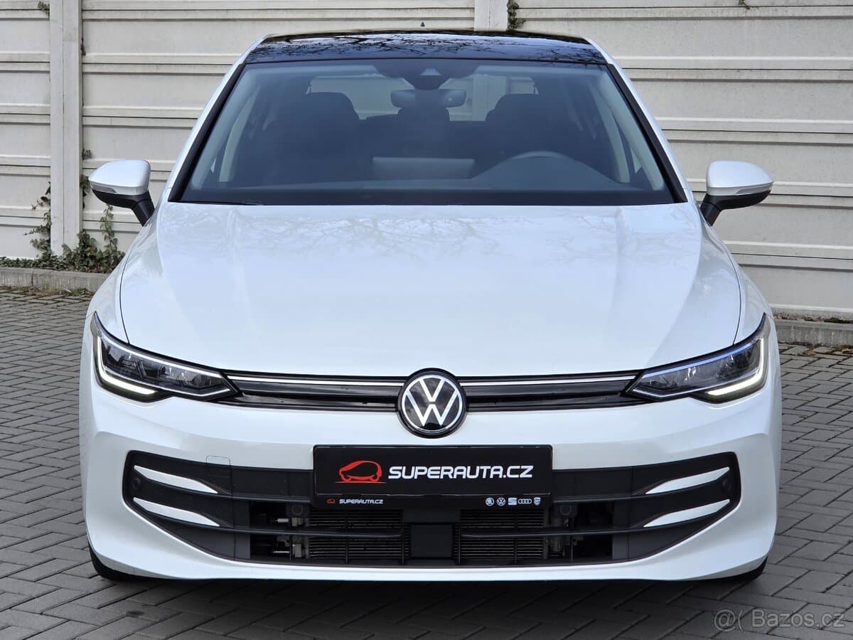 VW Golf VIII 1.5 eTSI DSG / koupeno v ČR / NEHAVAROVÁN