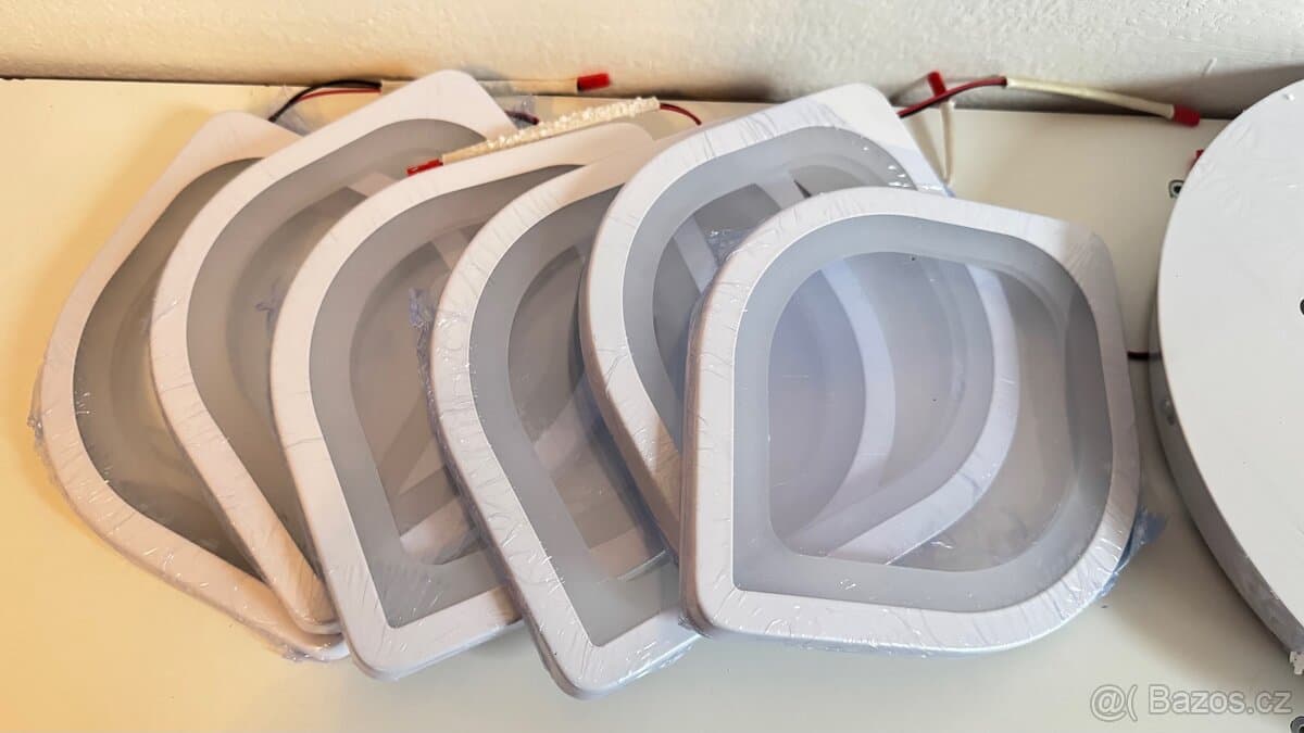 Designové stropní LED svítidlo s motivem okvětních lístků