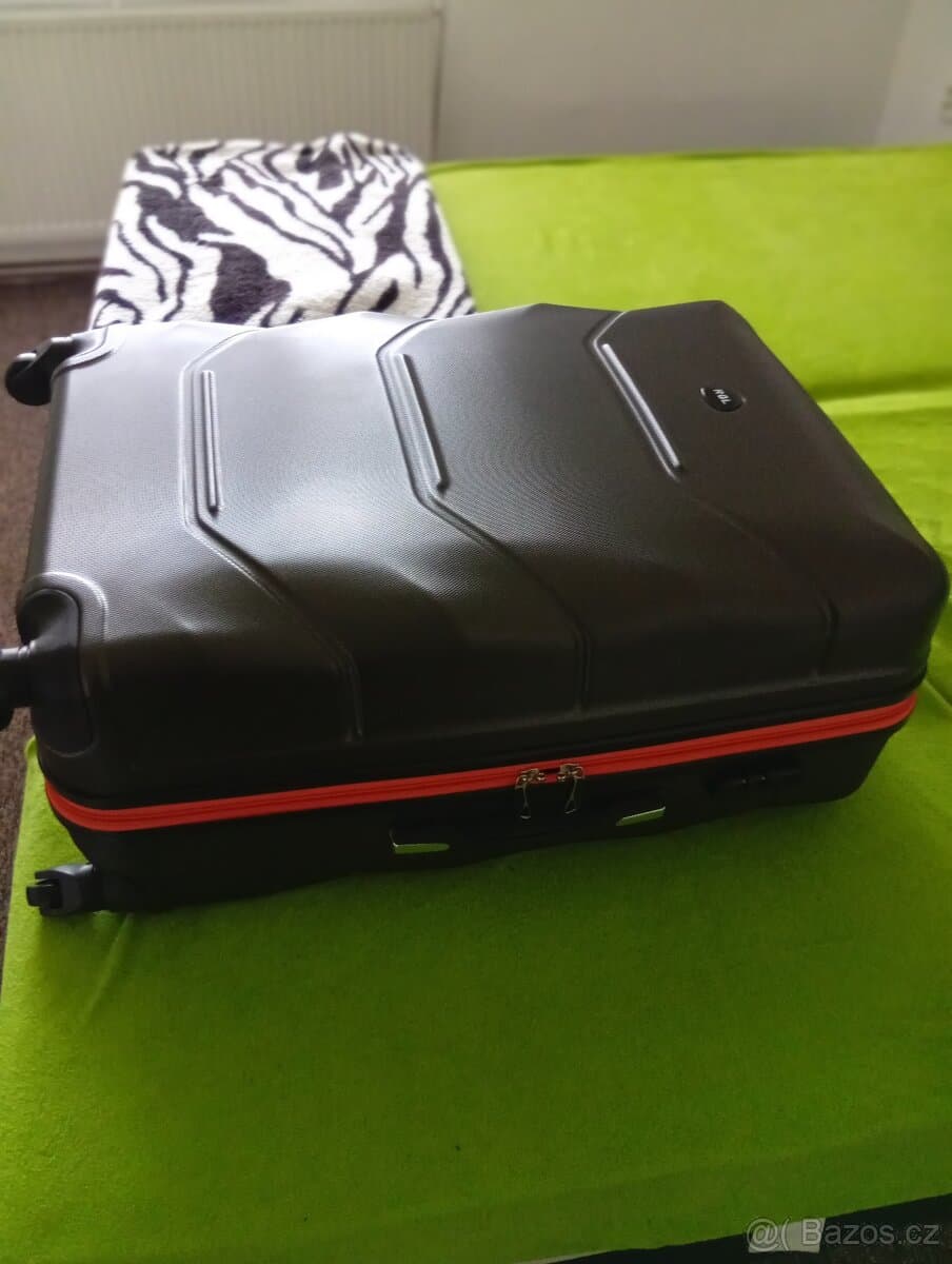 Prodám cestovní kufr xxl . Size 24.