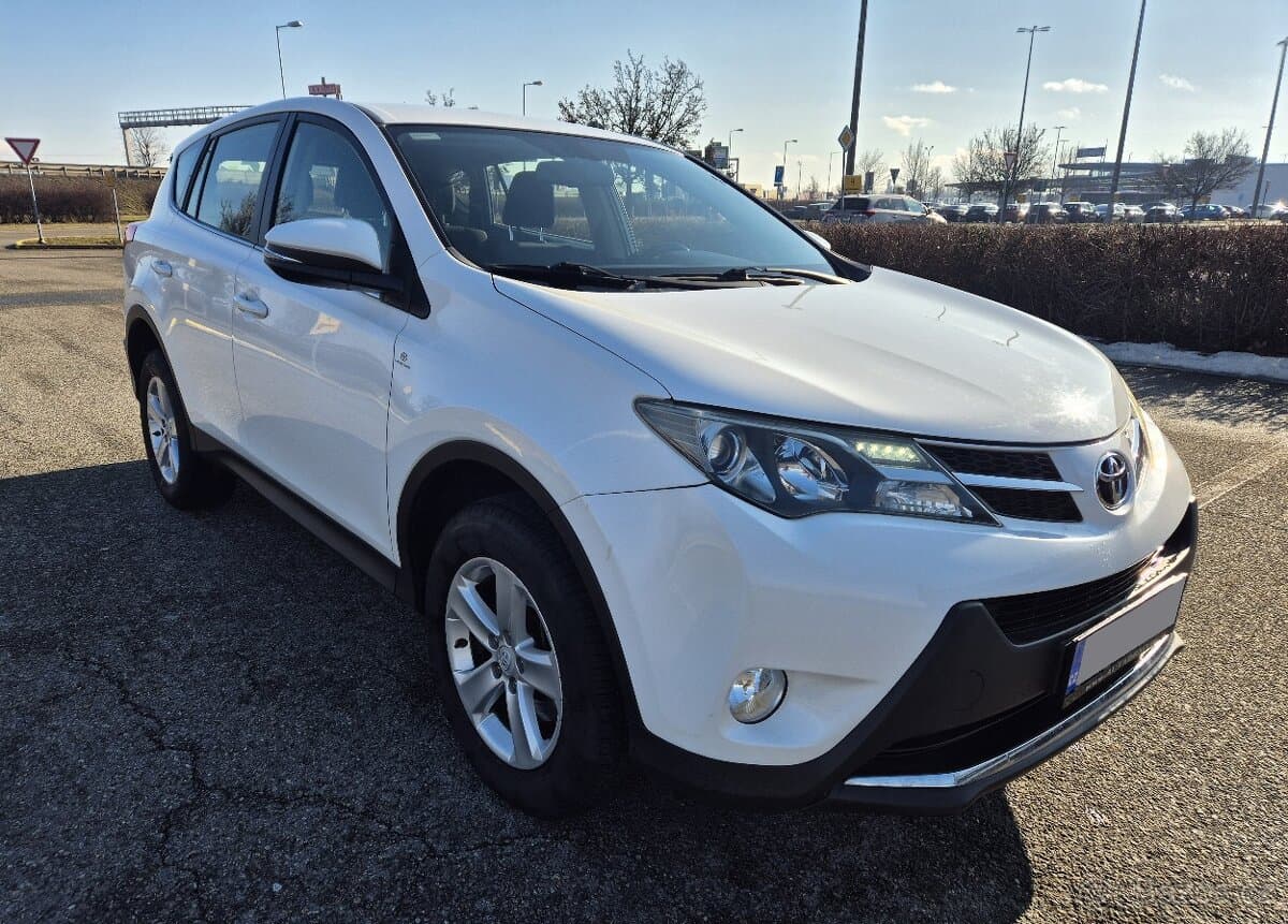 TOYOTA RAV4 D-4D 2013 1.MAJITEL-TEMPOMAT KAMERA SERVISKA