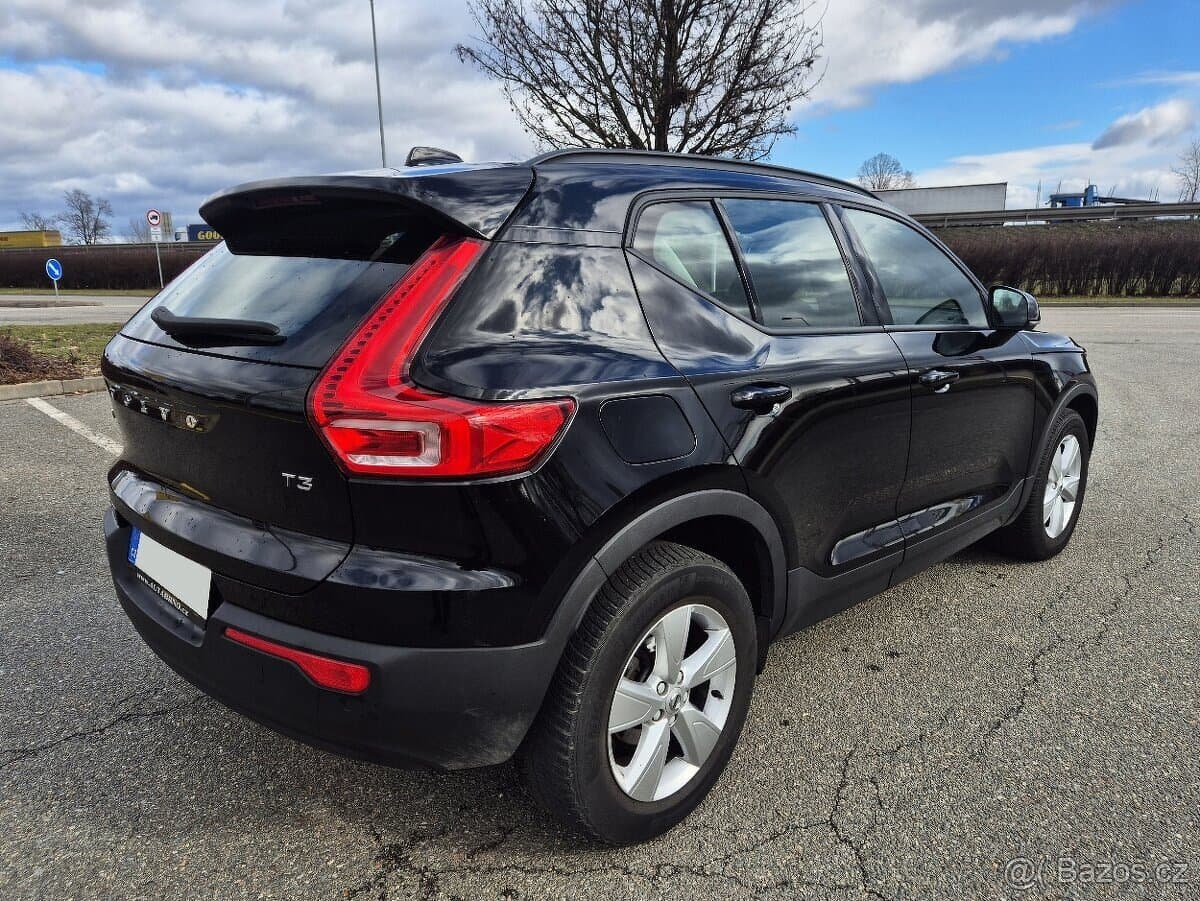 VOLVO XC40 1.5i 163PS ROK 2020 1.MAJITEL LED-TEMPOMAT-MAUNÁL