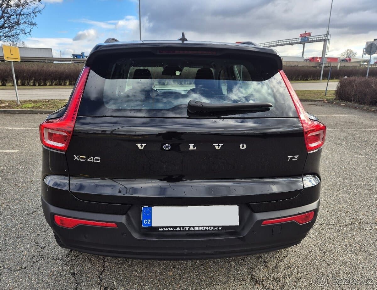 VOLVO XC40 1.5i 163PS ROK 2020 1.MAJITEL LED-TEMPOMAT-MAUNÁL