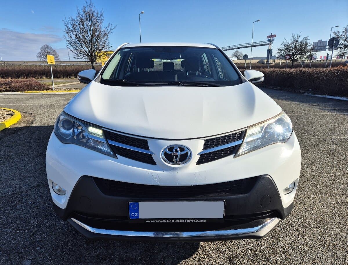 TOYOTA RAV4 D-4D 2013 1.MAJITEL-TEMPOMAT-- KAMERA SERVISKA