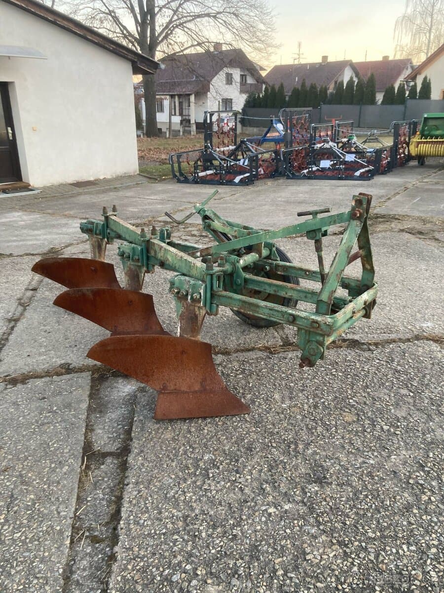 Pluh trojradličný