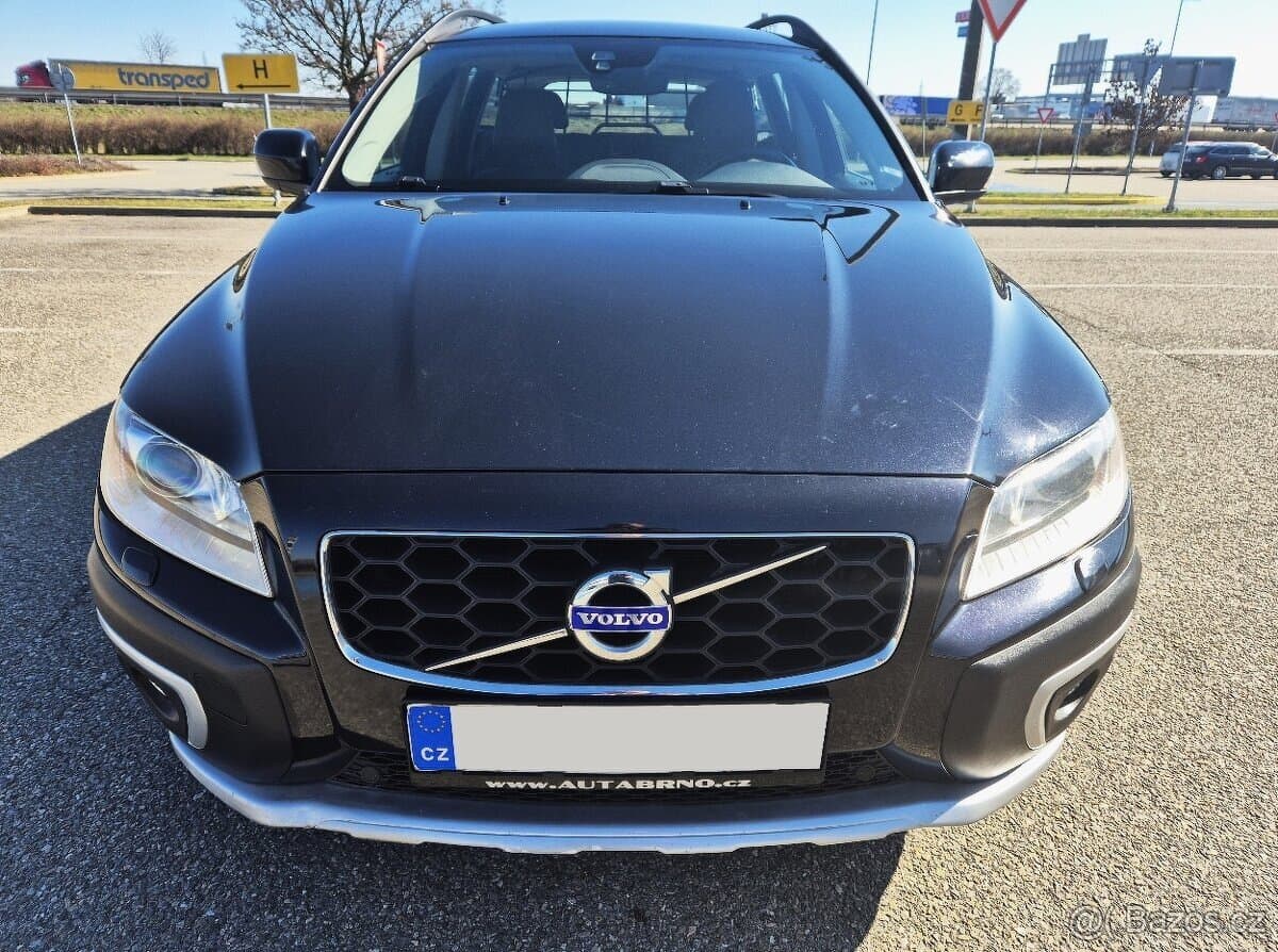 VOLVO XC70 2.4D 133KW 5 VÁLEC 1 MAJITEL AUTOMAT 4x4 XENON