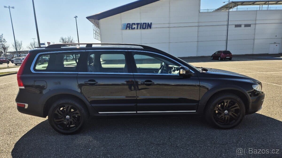 VOLVO XC70 2.4D 133KW 5 VÁLEC 1 MAJITEL AUTOMAT 4x4 XENON