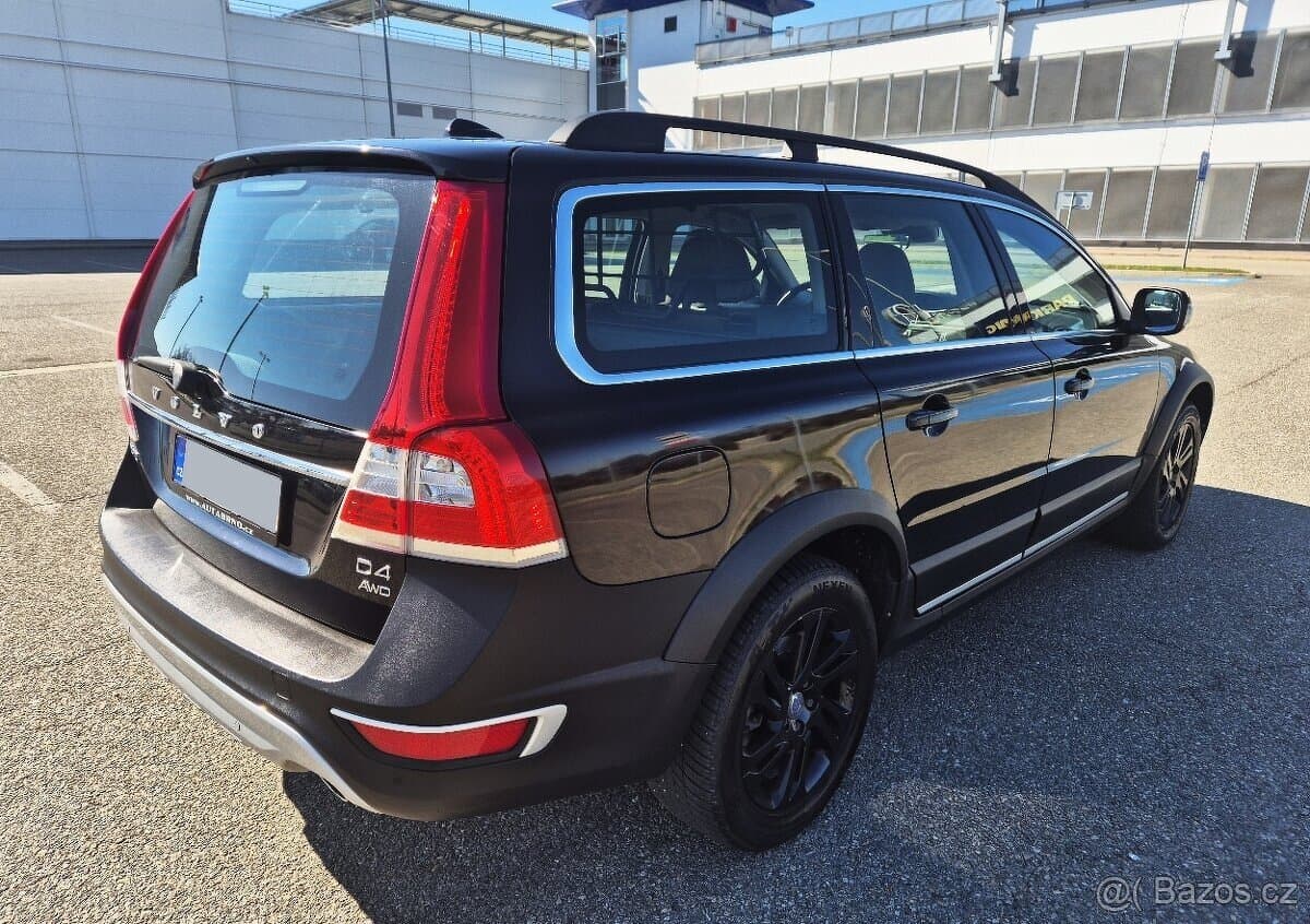VOLVO XC70 2.4D 133KW 5 VÁLEC 1 MAJITEL AUTOMAT 4x4 XENON