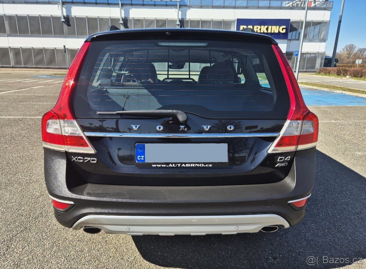 VOLVO XC70 2.4D 133KW 5 VÁLEC 1 MAJITEL AUTOMAT 4x4 XENON