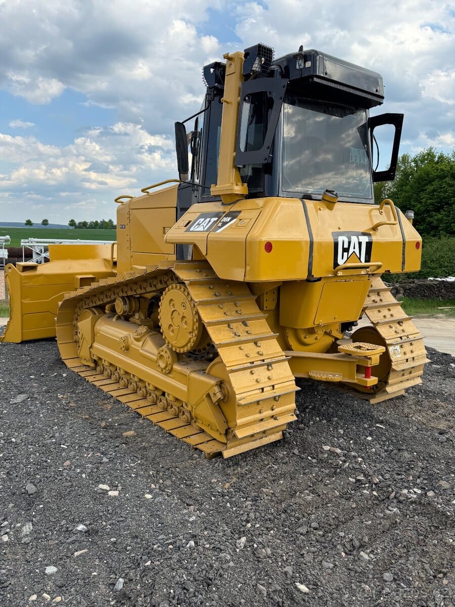 Buldozer CAT D6N XL-TOP STAV-Nový podvozek