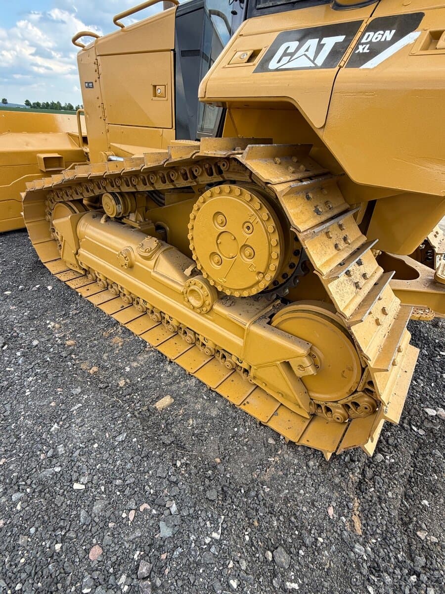 Buldozer CAT D6N XL-TOP STAV-Nový podvozek