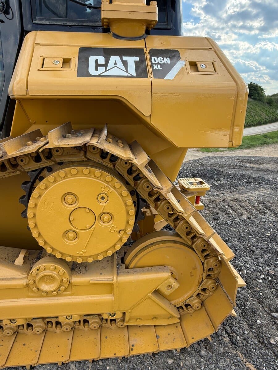 Buldozer CAT D6N XL-TOP STAV-Nový podvozek